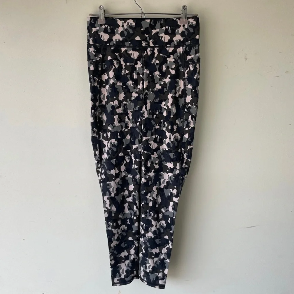 Sweaty Betty Zero Gravity Workout Legging in Green Elephant Camo‎ Print - Picture 7 of 12